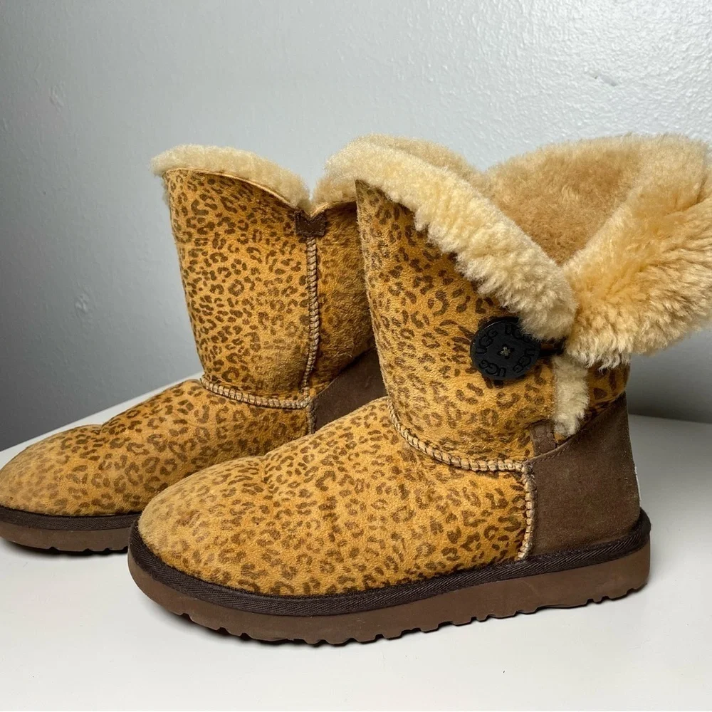 UGG Australia Bailey Button Leopard Print Sheepskin Boots Women’s Size 7